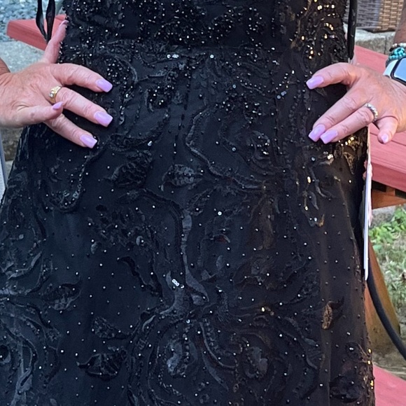 Mac Duggal Feather Cap Sleeve A-line Gown size 10 - Picture 5 of 7